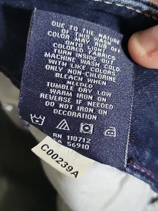 Women's Vigoss Capri Jeans Heritage Fit, Size 16 w/ a 21" inseam - Picture 6 of 6